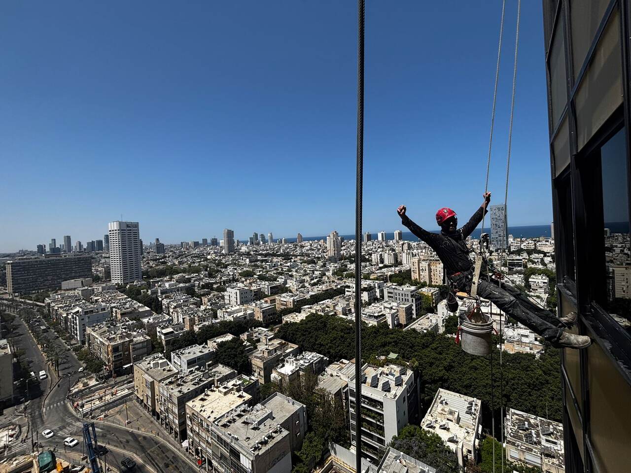 שיקום סדקים וקירות בטון בחזית מבנה מגורים