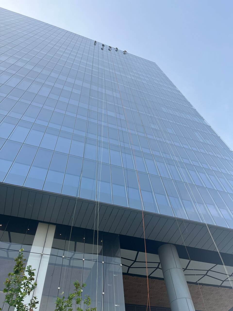 צוות עובדים מבצע עבודות שיפוץ כלליות בבניין מגורים