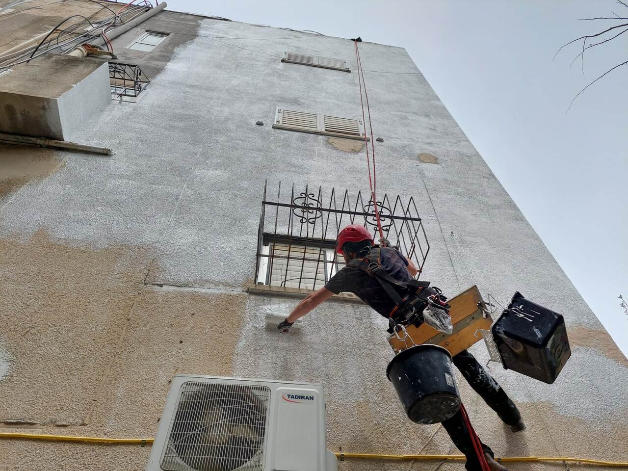 איטום גג שטוח עם חומרי איטום מקצועיים בבניין מגורים