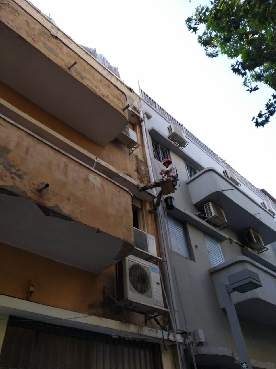 תיקון סדקים בקיר חיצוני עם מילוי וחומר איטום