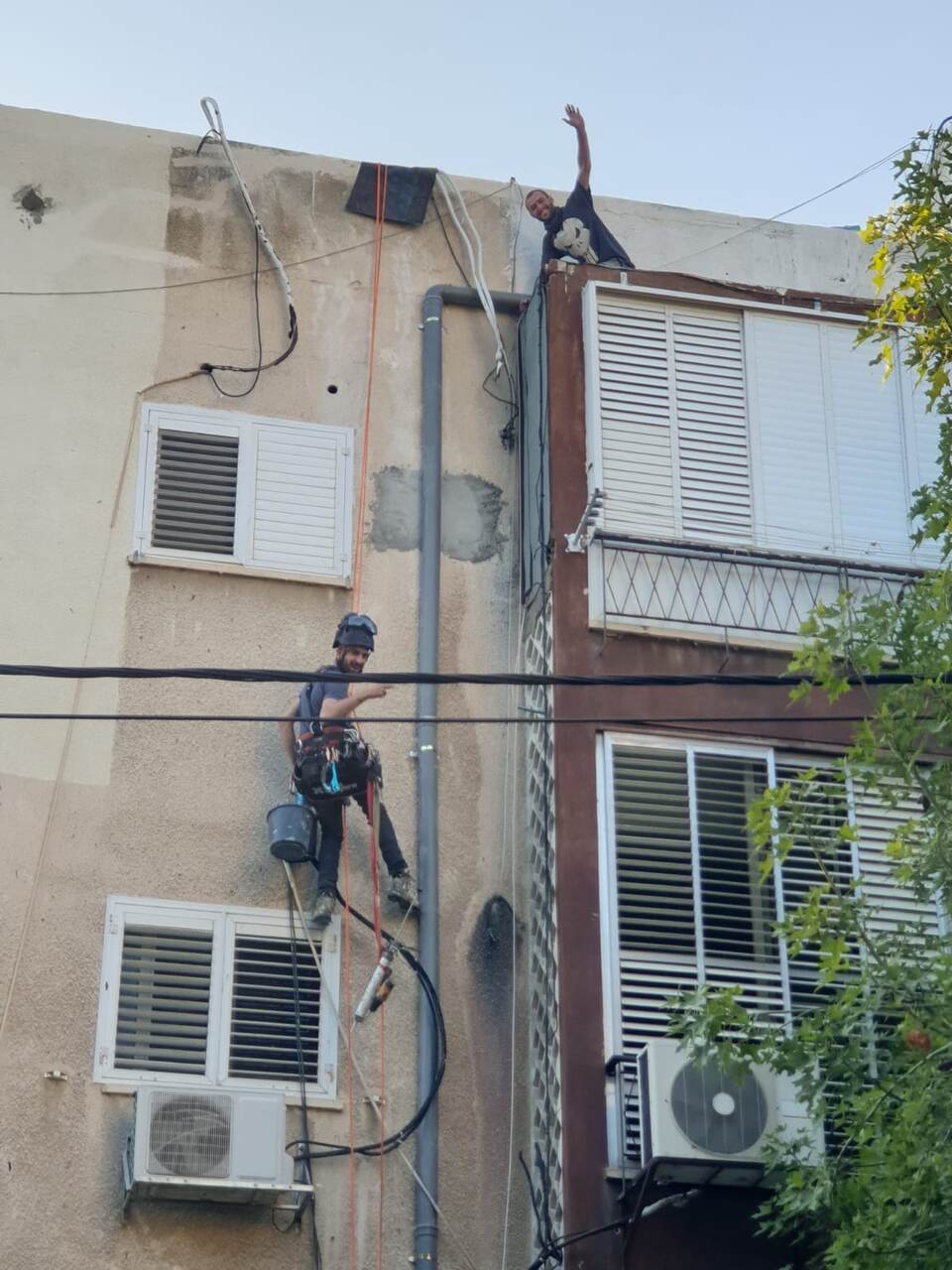 טיפול באריחים שהתנתקו מקיר חיצוני לפני נפילתם