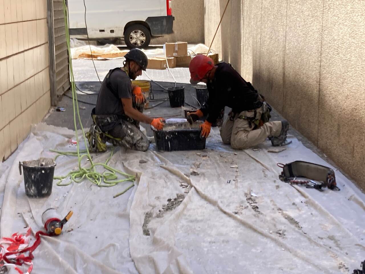 עובד צוות איטום תל אביב מבצע איטום קיר חיצוני בבניין מגורים