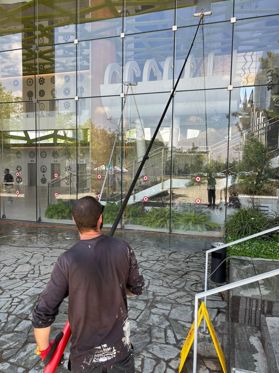 ניקוי וחידוש חזית אבן בבניין מגורים רב-קומתי