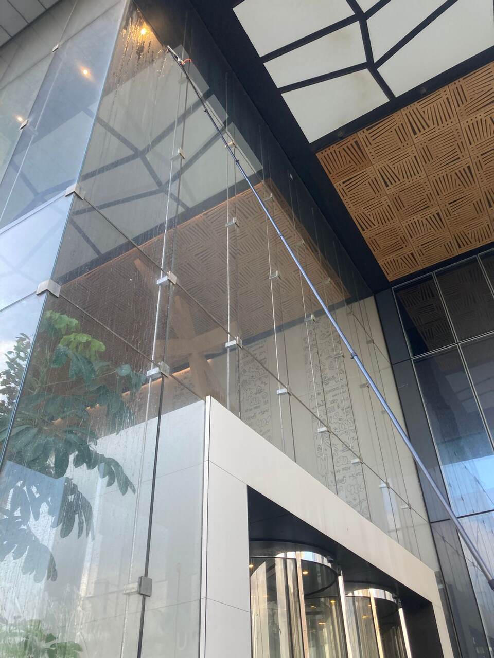 ניקוי חזית בניין מסחרי בשיטת אוסמוזה הפוכה בסנפלינג