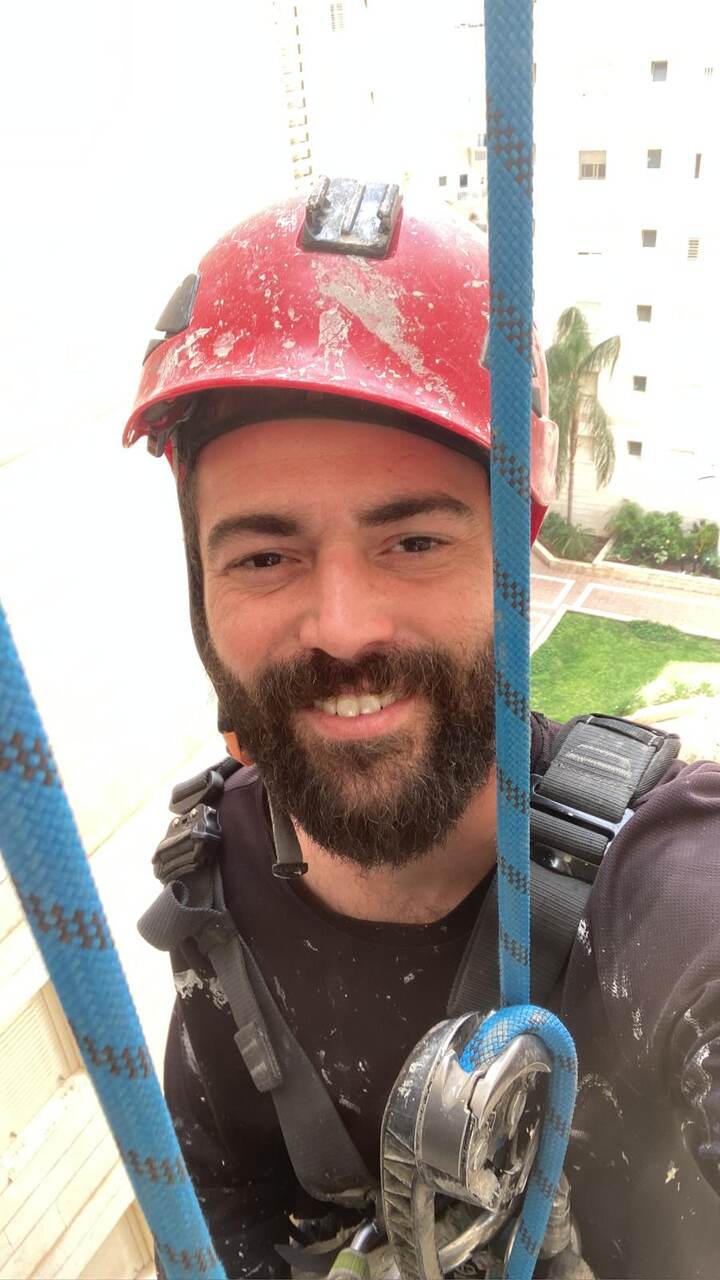 הרחקת יונים עם ציפורני פלדה ורשתות בגובה הבניין