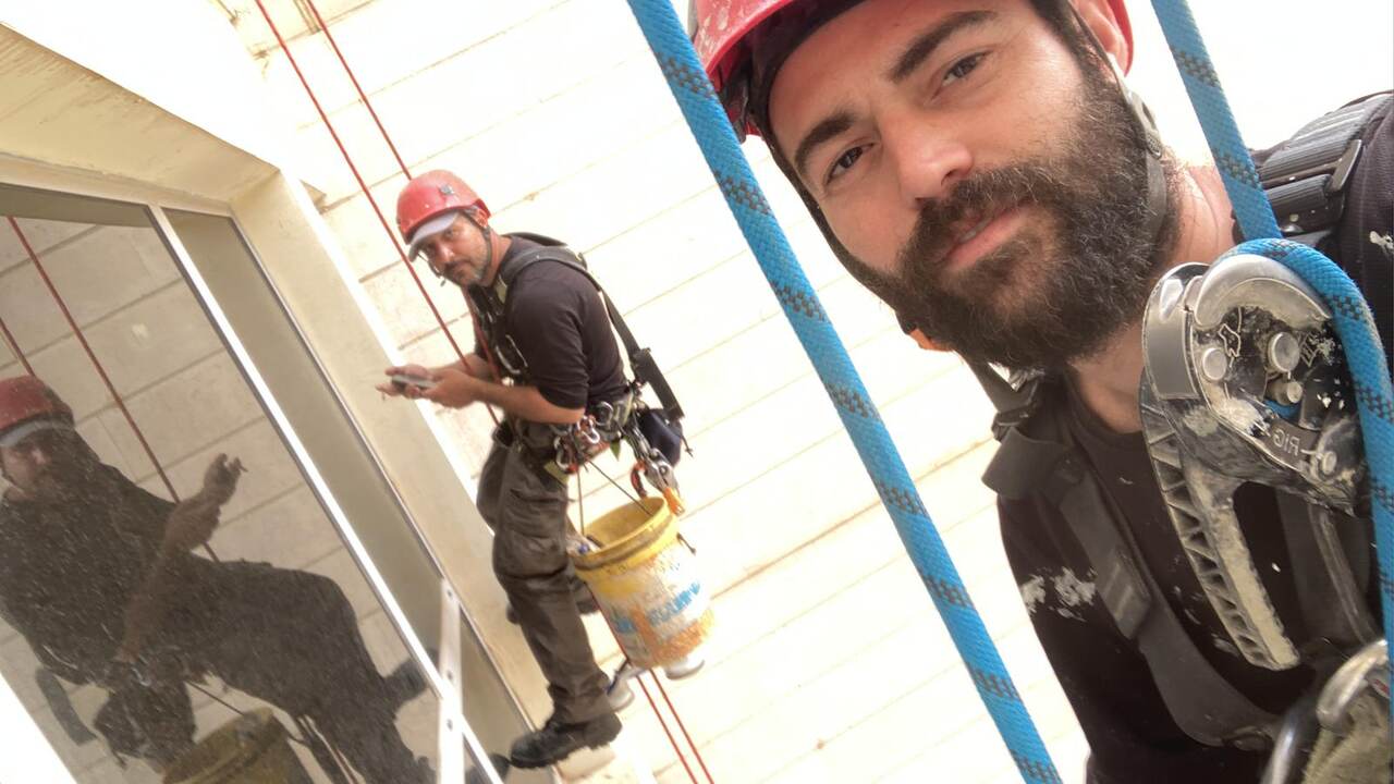 שיפוץ לובי כניסה בניין משותף - ריצוף וצביעה