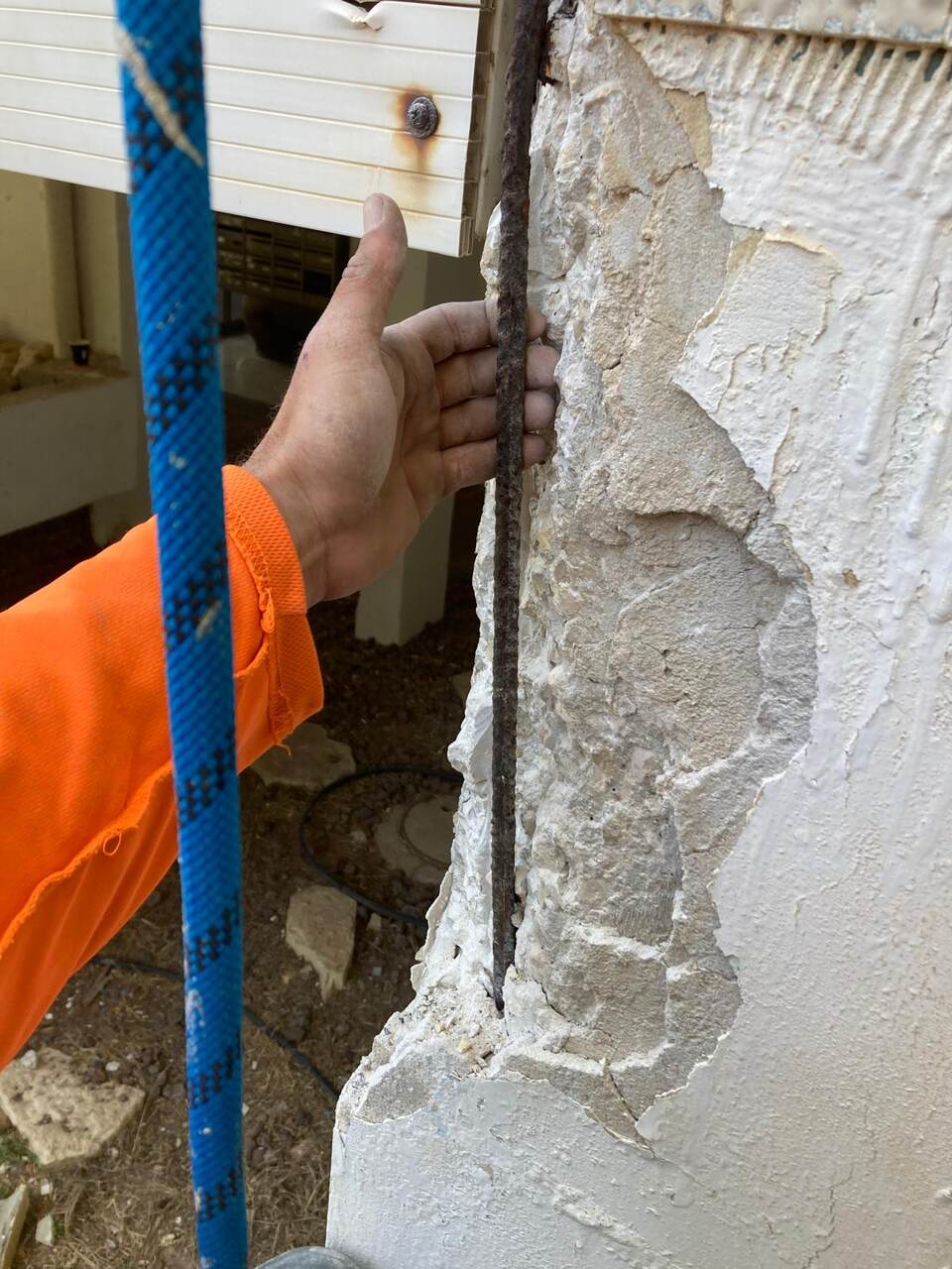 צביעה מקצועית של עמודים וקורות בלובי בניין