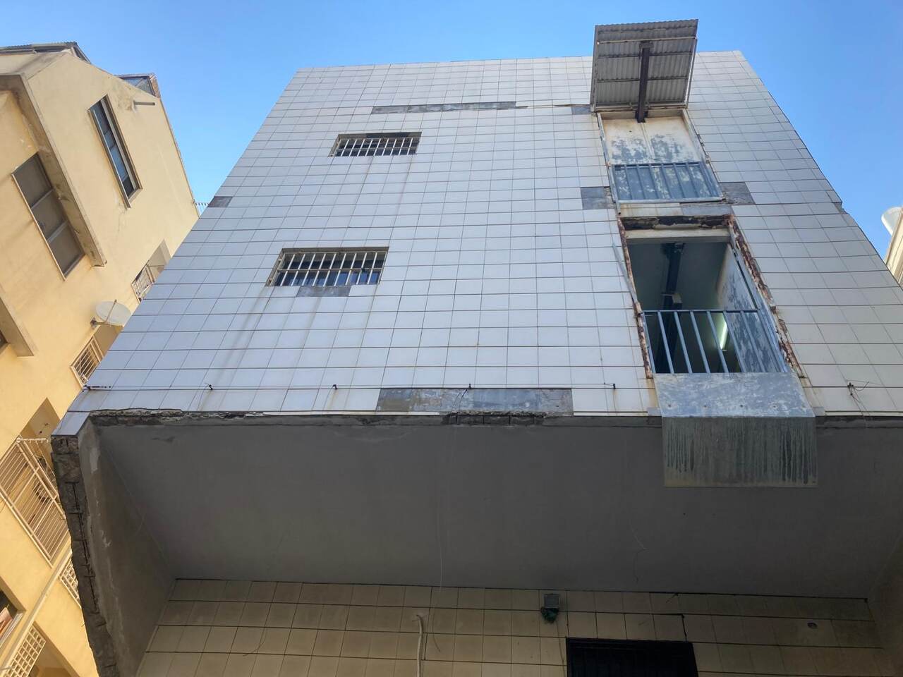 בדיקת תשתית בטון עם מכשיר בדיקה מקצועי