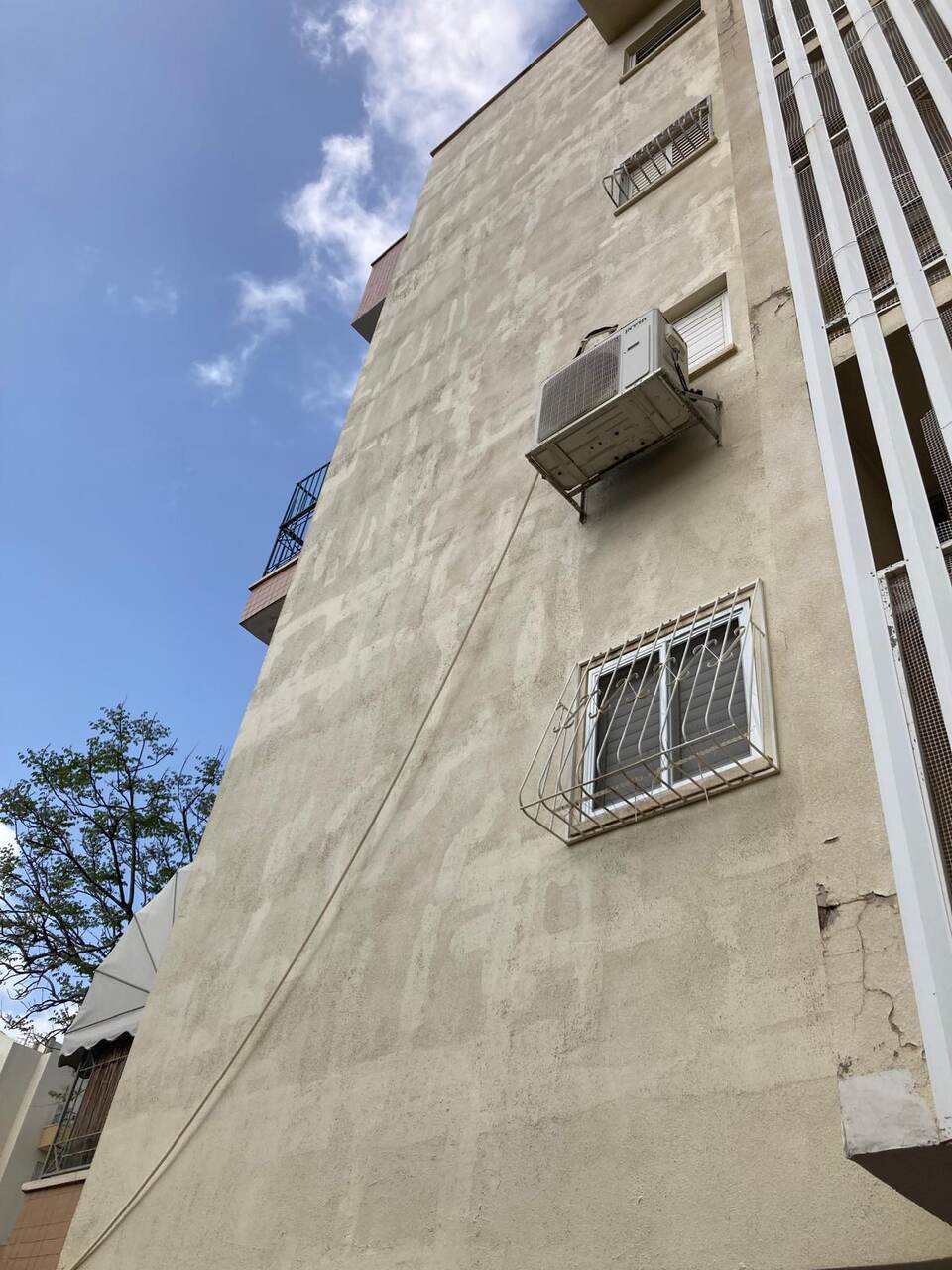 עבודות ריתוך ברזלים חשופים בחזית בניין מגורים