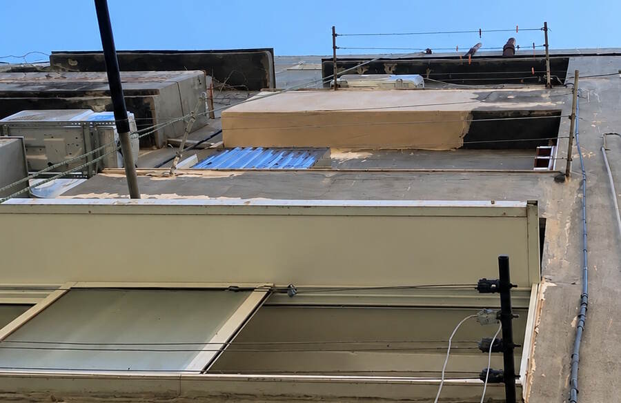 ניקוי וטיפול מקצועי בחלונות בניין משרדים בגובה