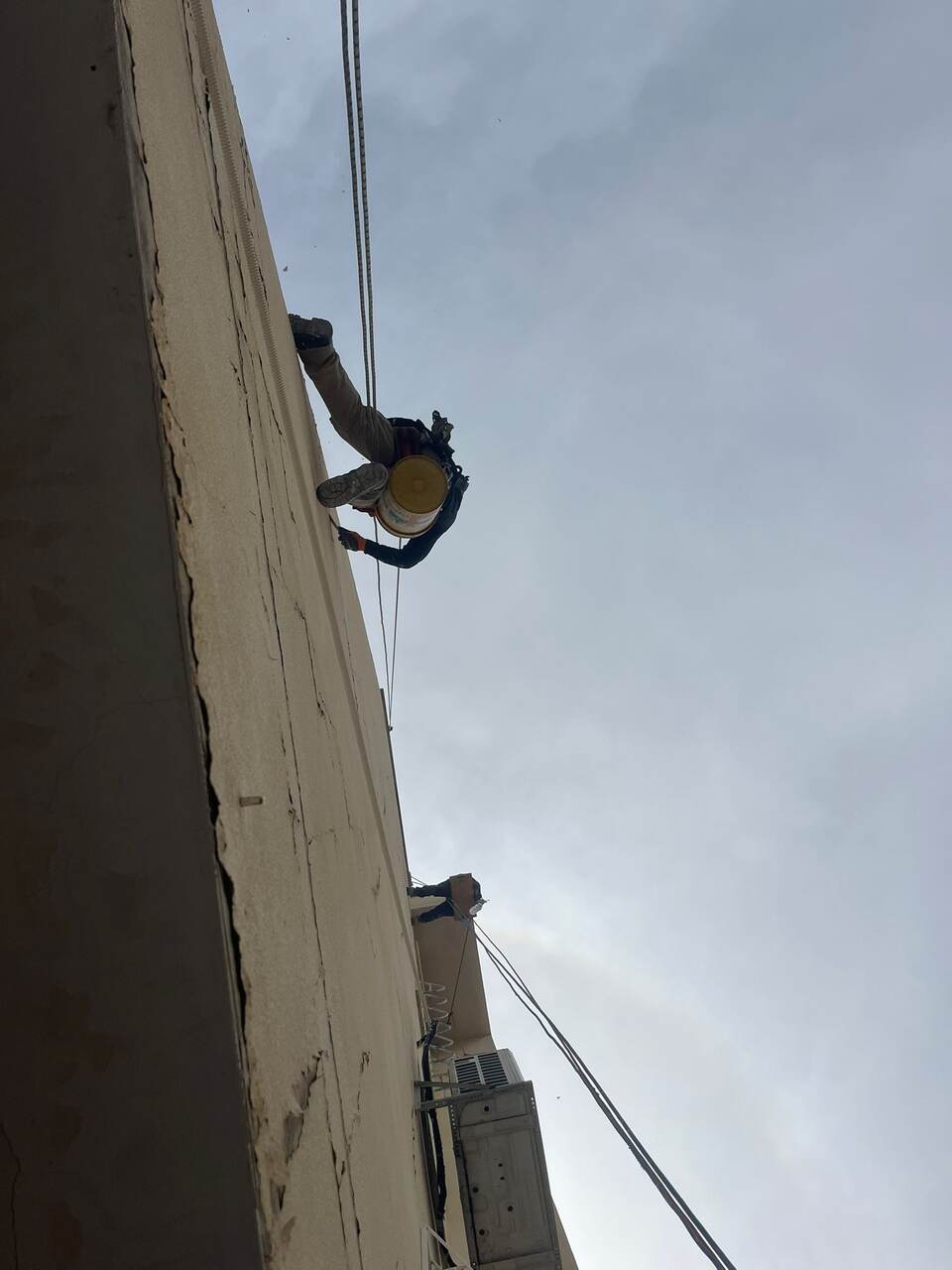 צביעת חזית בניין משותף לאחר עבודות שיקום