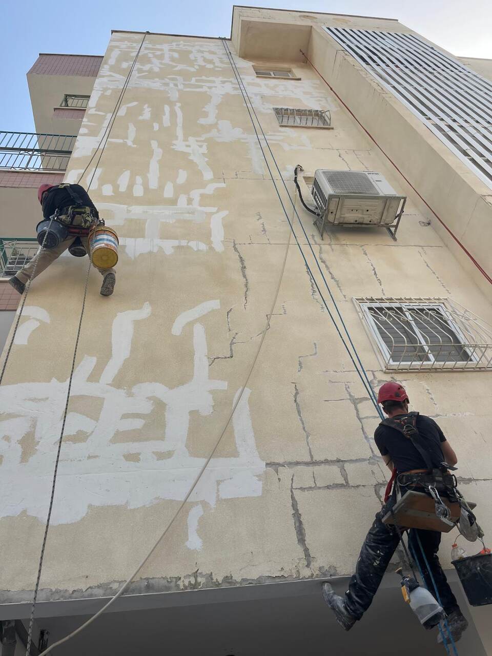 בדיקת איטום בגג בניין לפני תחילת עבודות תיקון