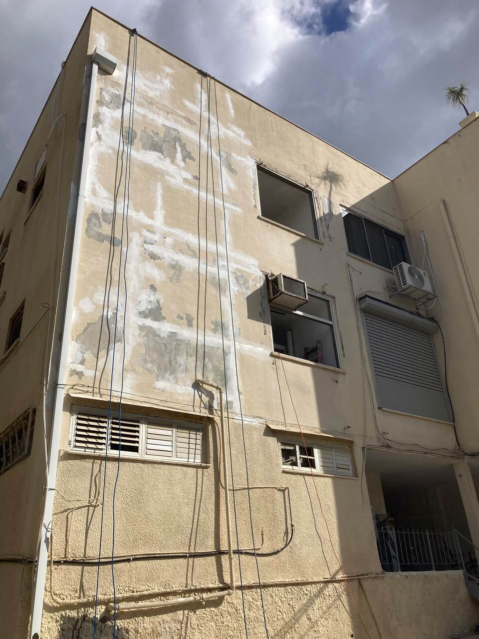 אבן חיצונית בחזית מבנה הדורשת חיזוק וטיפול מקצועי